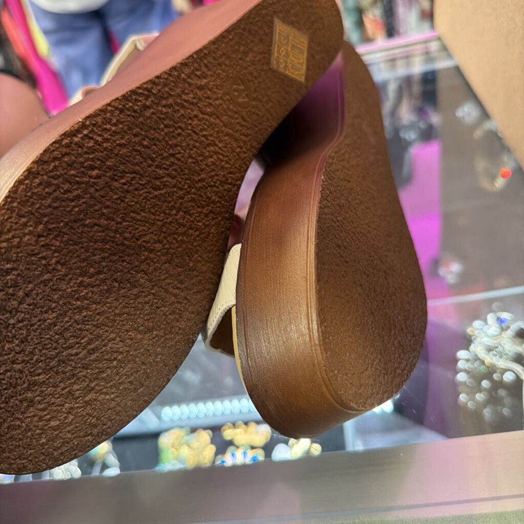 11/42 Unknown Ankle Strap Sandal