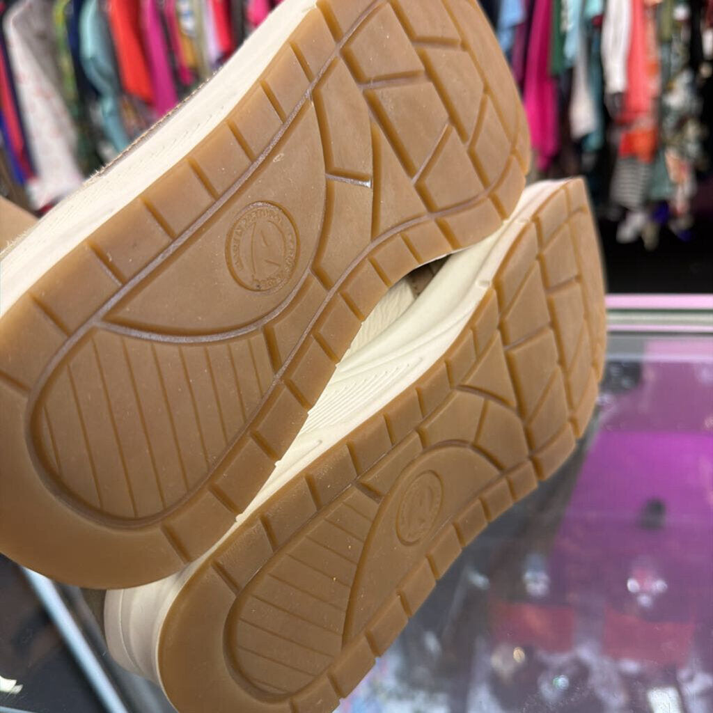 39/8.5 Hush Puppies Lace Zip Sneaker