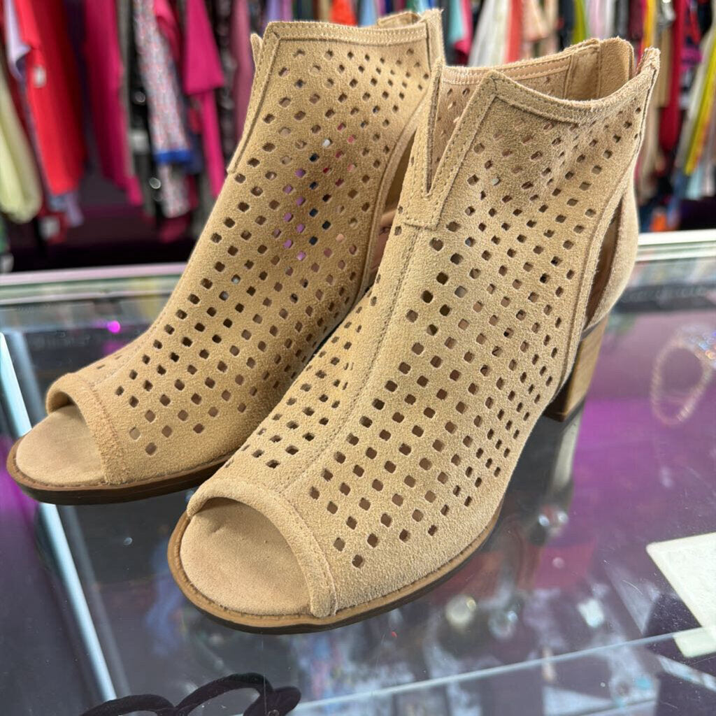 6 Dirty Laundry Tessa Perforated PeepToe Stacked Heeh