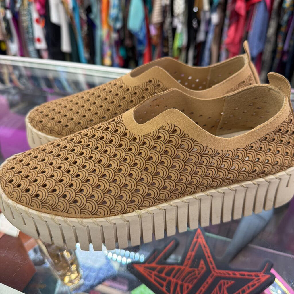 8.5 Tommy Bahama Enisa Laser-Cut Platform Slip-On Shoe
