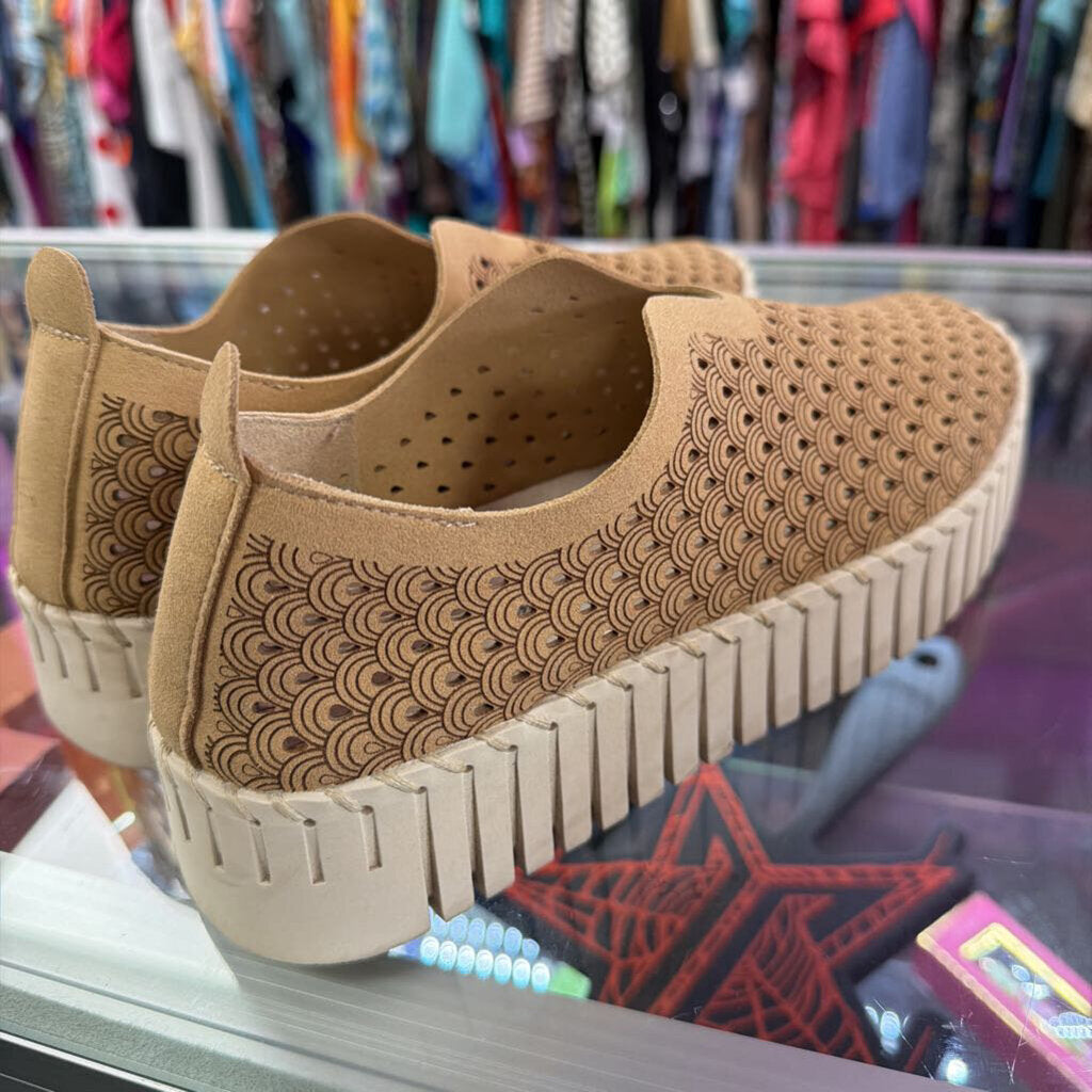 8.5 Tommy Bahama Enisa Laser-Cut Platform Slip-On Shoe