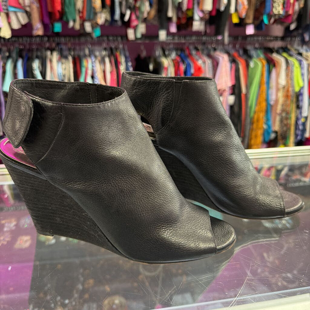 10/40 Vince Camuto Leather Peep-Toe Wedge Bootie