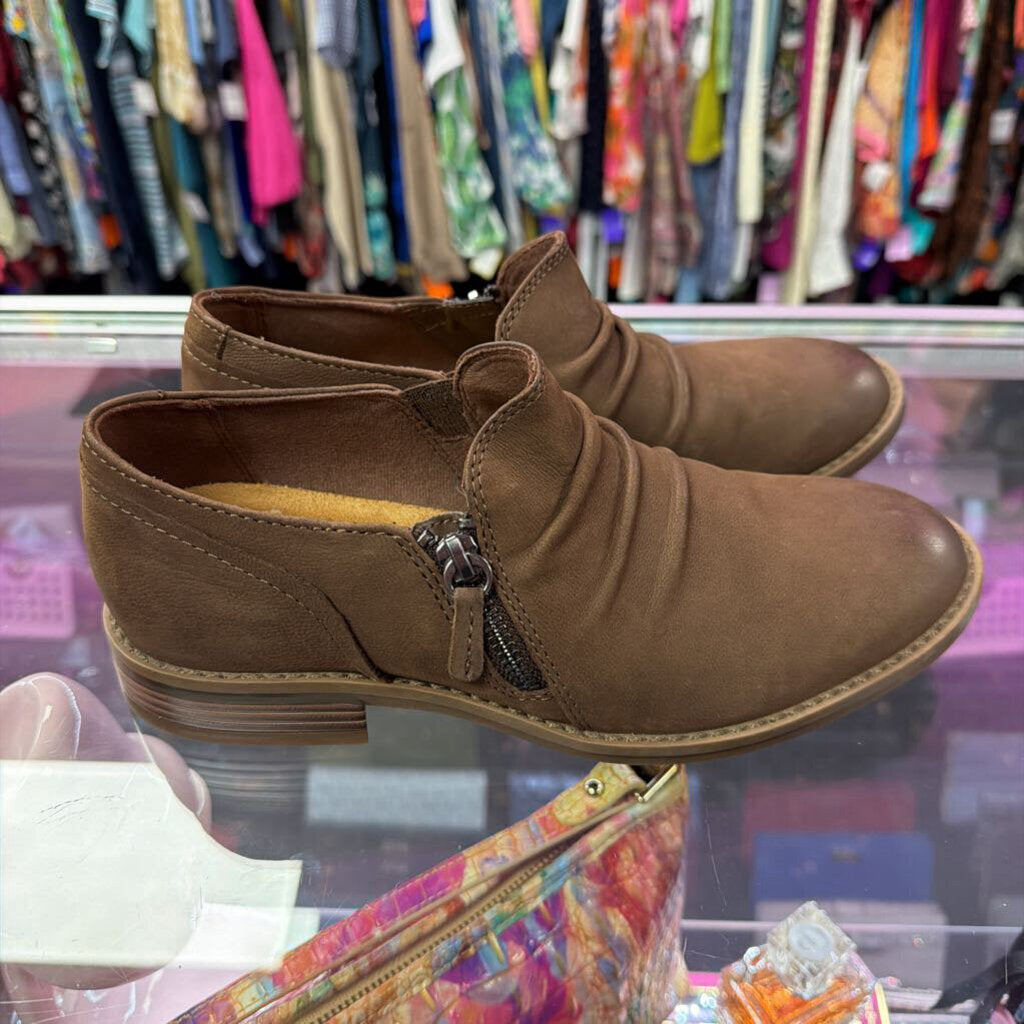 8 Clarks Camzin Pace Shootie Ruched Slouched Nuuck Leather Upper Side Zip
