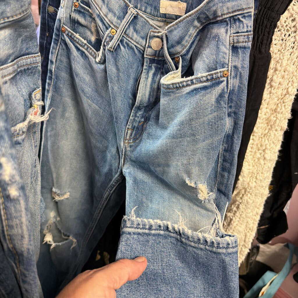 24/0 MOTHER The Flirt Distressed Cutoff Jean