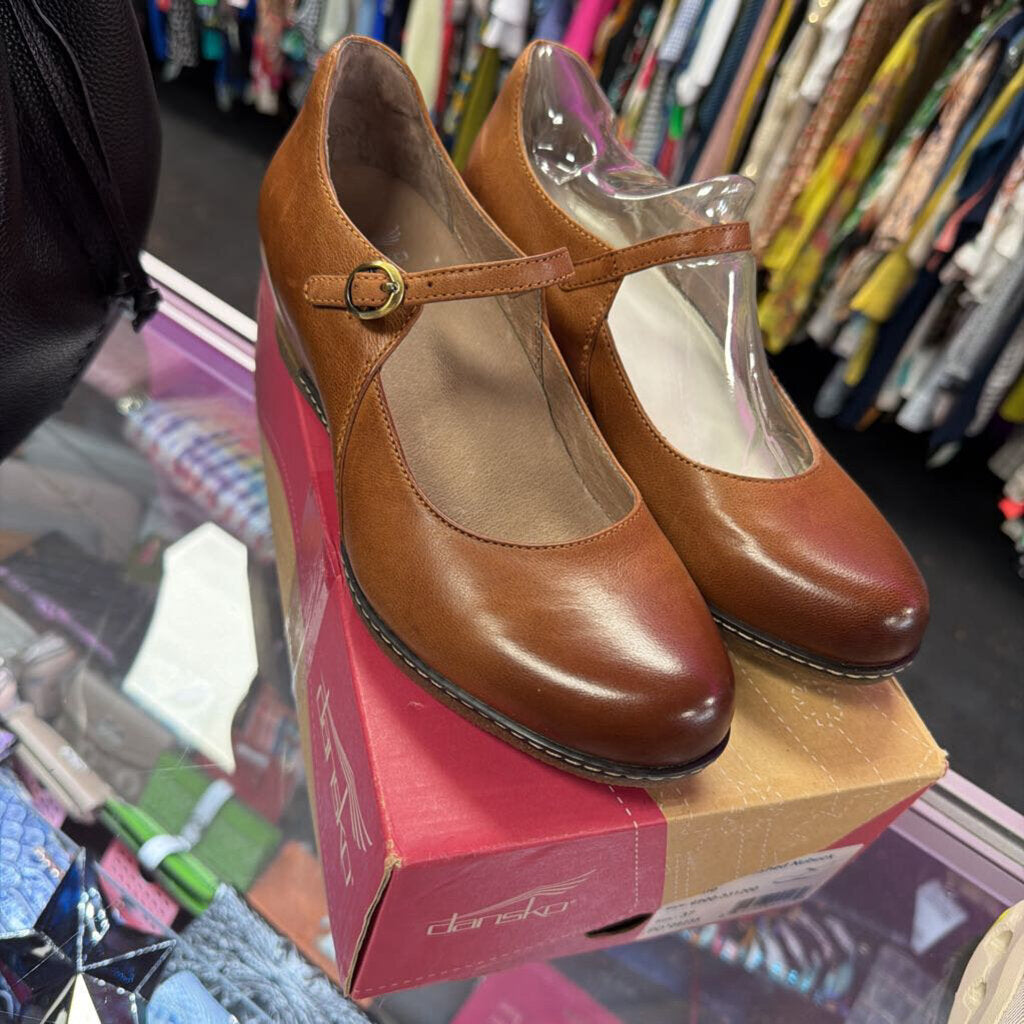 6/37 Dansko Loralie Burnished Nubuck Saddle NWB
