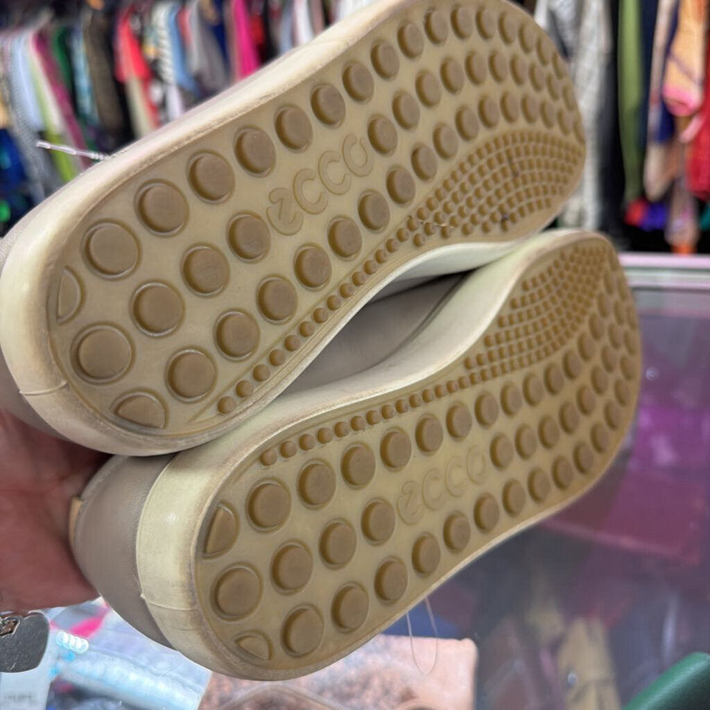 9 Ecco Soft 7 Leather Sneakers