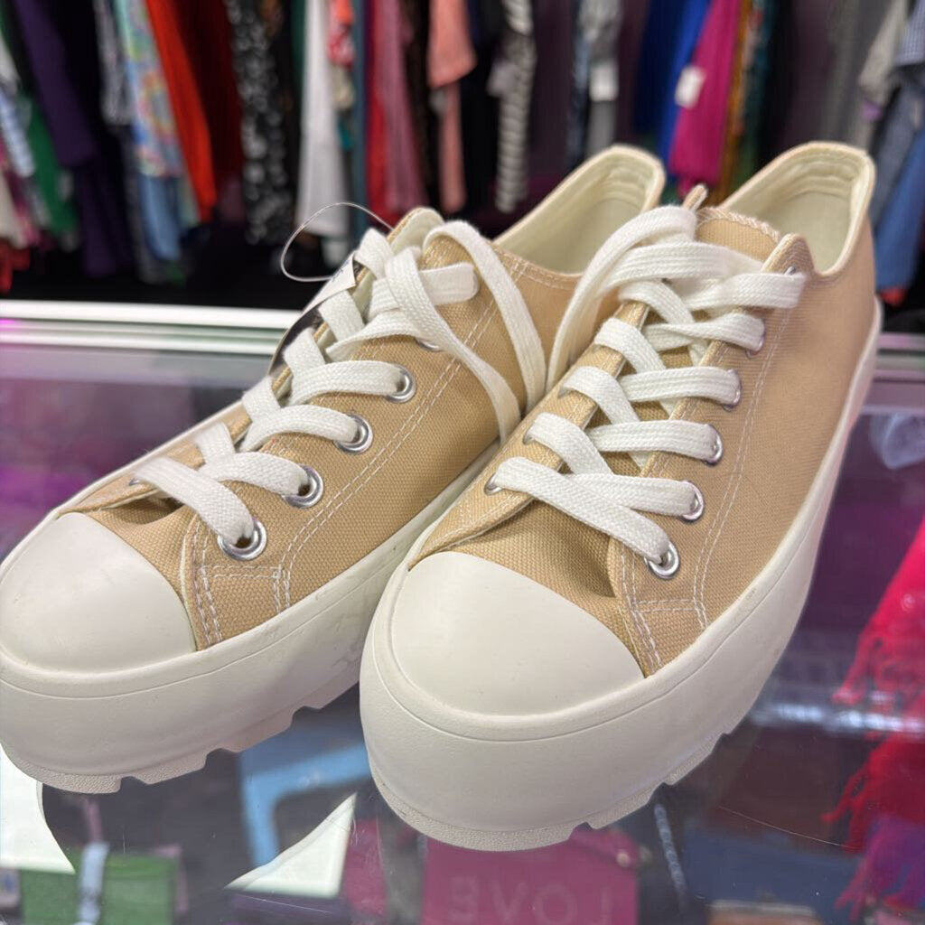 8M Cushionaire NWT Lace Up Chunky Sole Sneaker