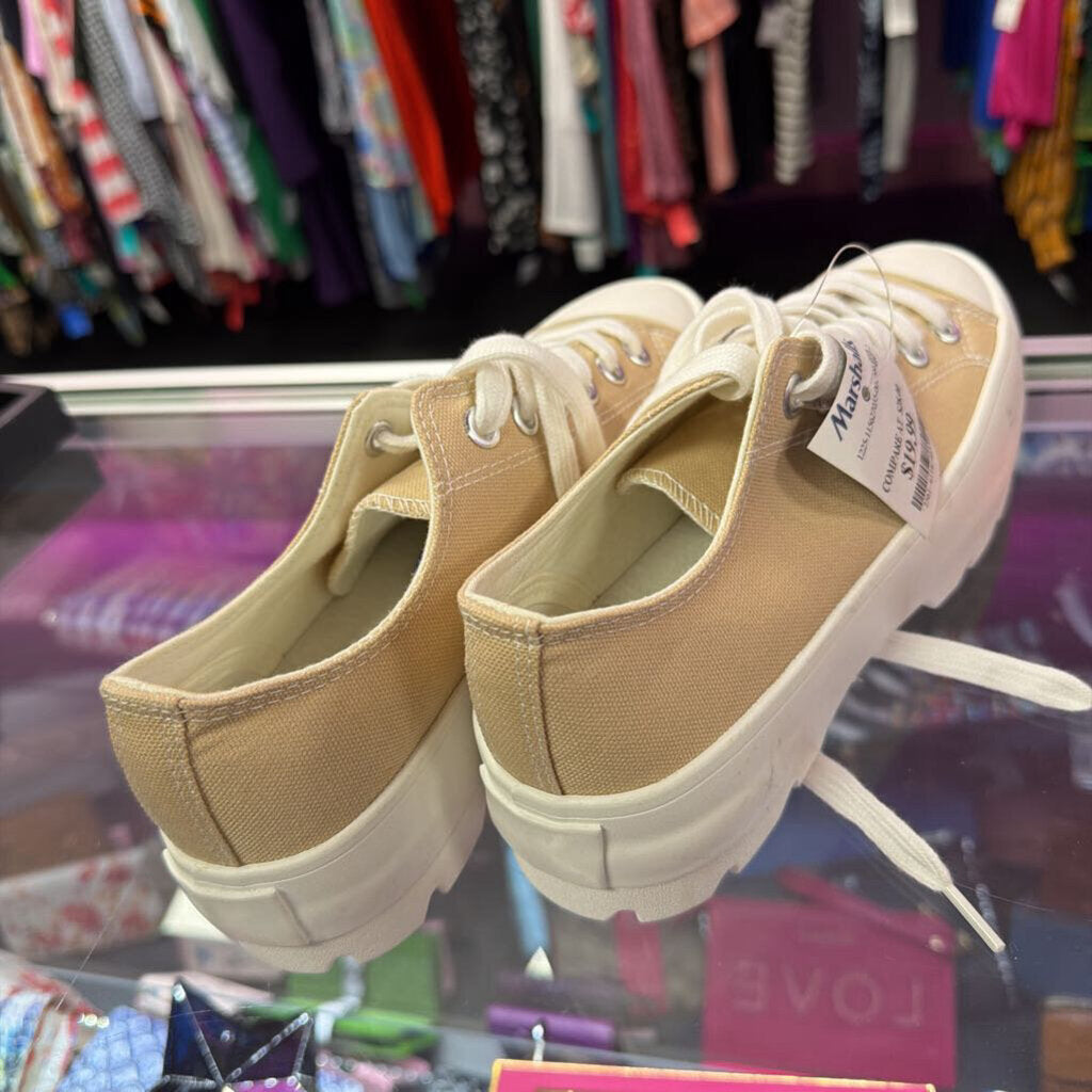 8M Cushionaire NWT Lace Up Chunky Sole Sneaker