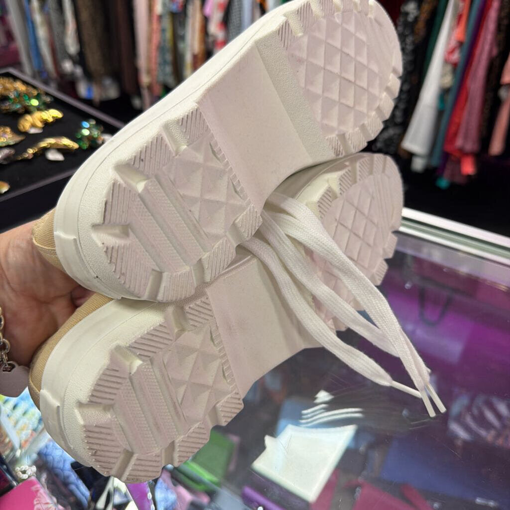 8M Cushionaire NWT Lace Up Chunky Sole Sneaker