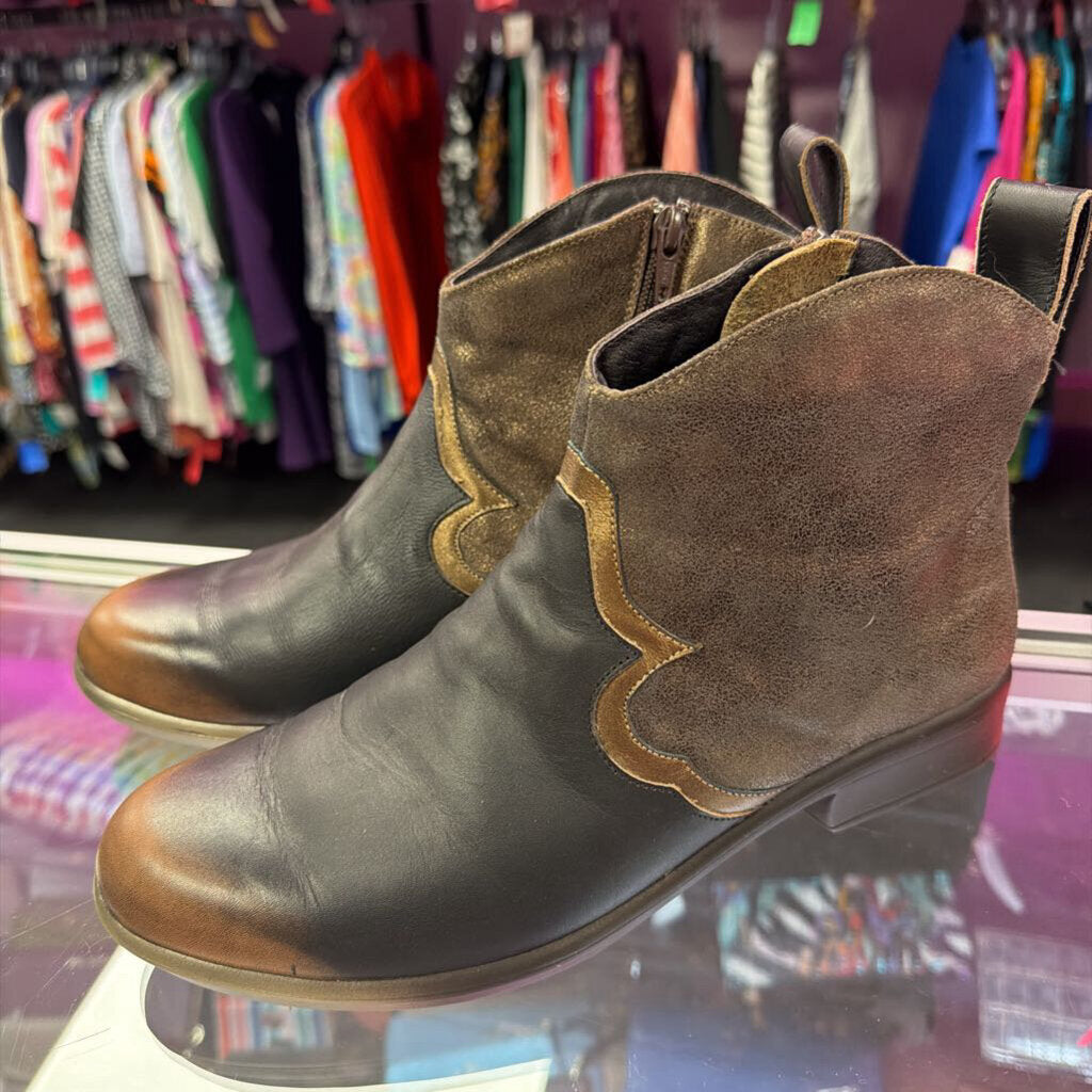 10/41 Naot Sirocco Western Style Ankle Booties Leather Suede
