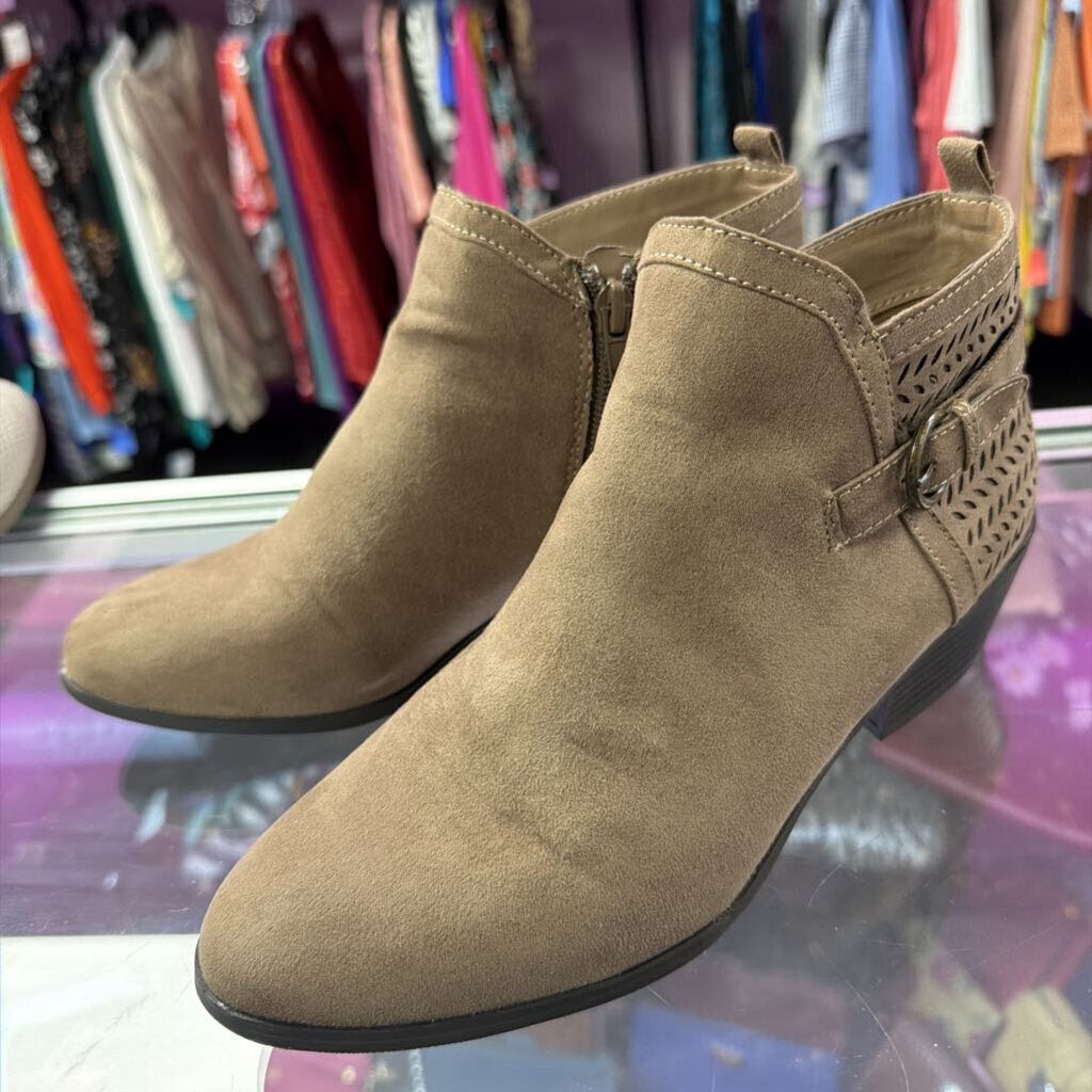 7 St Johns Bay Ankle Bootie Stacked Heel