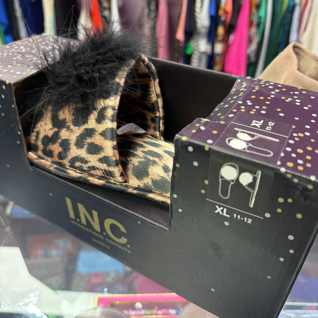 XL INC International Concepts NIB Fringe Pom Animal Print Slide