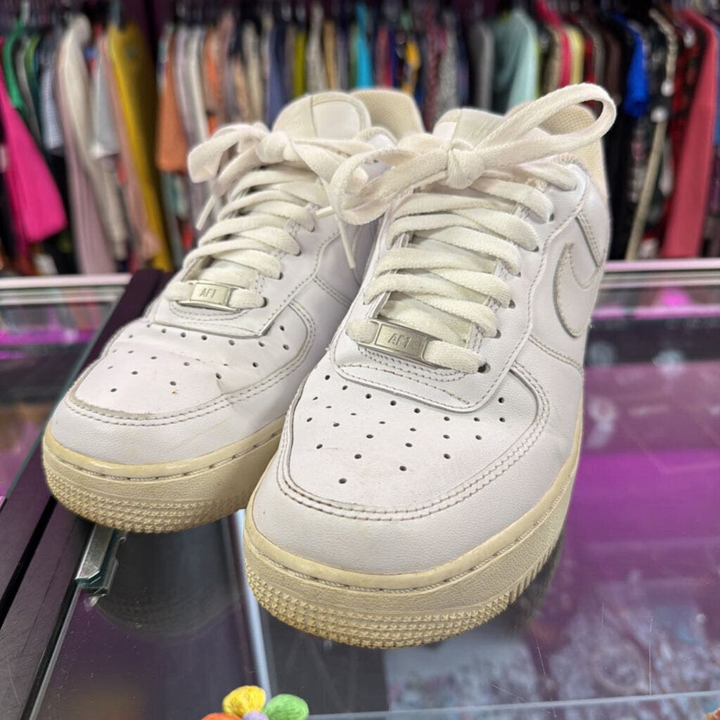 8 NIke Airforce One Sneakers