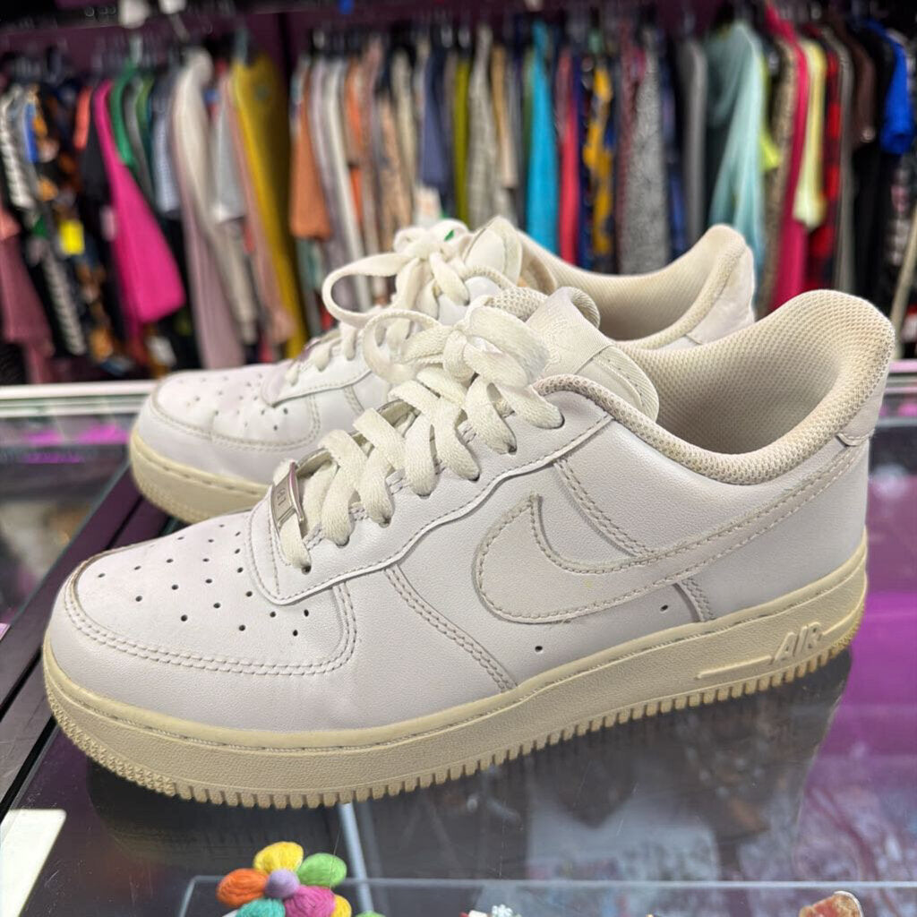 8 NIke Airforce One Sneakers