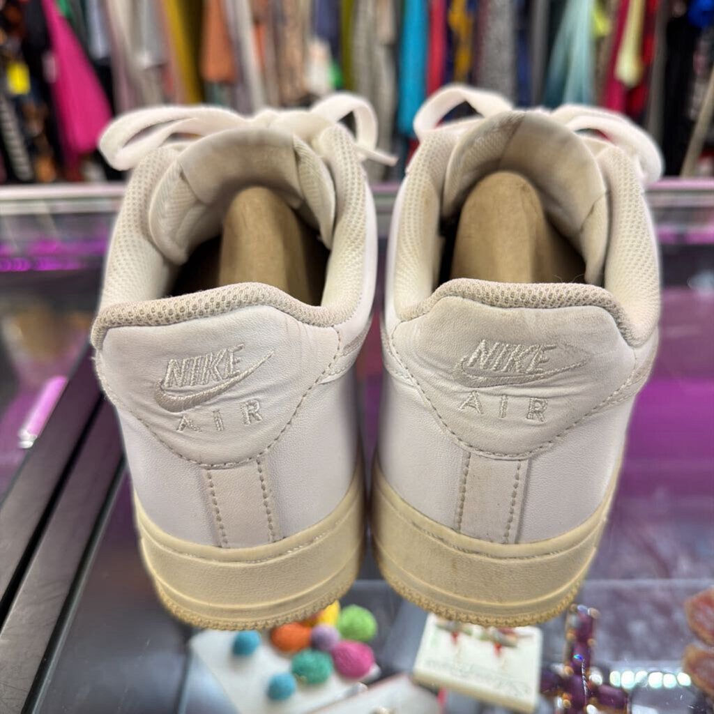 8 NIke Airforce One Sneakers