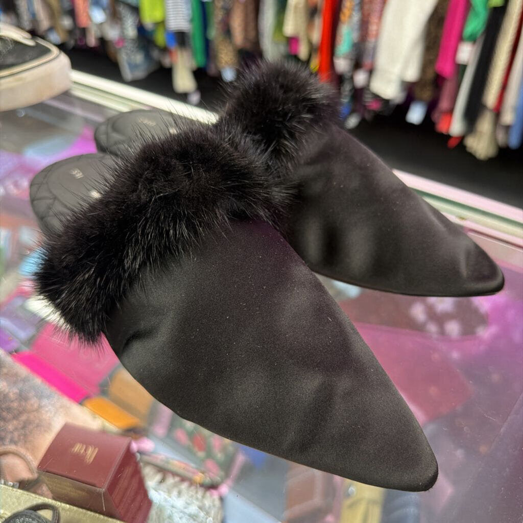9.5 Birdies Dove Furry Pointed Slide on Shoe