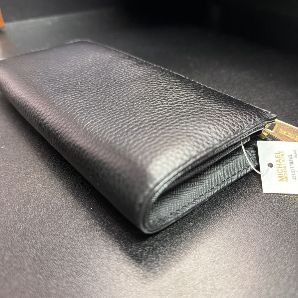 Michael Kors NWT Jet Set Travel Pebbled Leather Long Zip Wallet